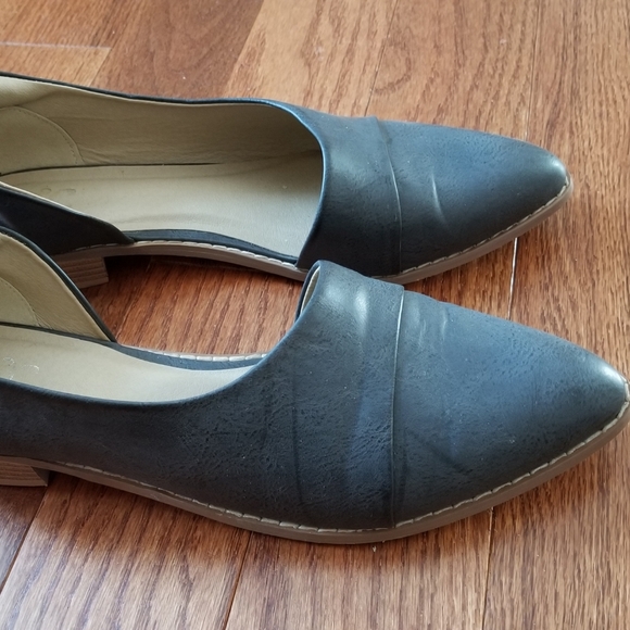 Journee Collection
Laken Flat Shoe - Picture 2 of 4